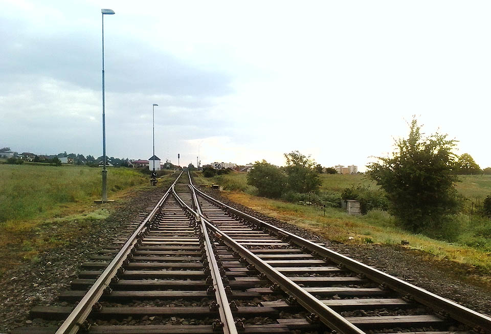Jediná výhybka odbočky Moravice je ovládaná dálkově z Opavy. Pro výhýbkáře už není na odbočce práce a tak se tato skromná dopravna stala místem, kde se zastavil čas.