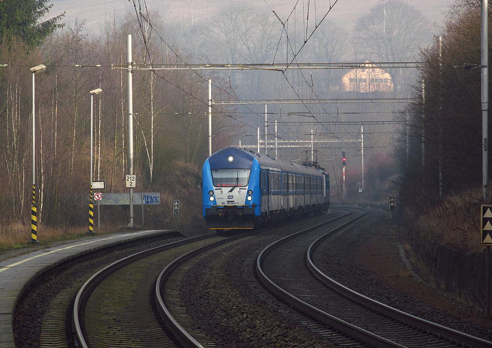 Mírně zpožděný Os4717 spěchá 19. ledna 2014 z Březové nad Svitavou do zastávky Moravská Chrastová, vedený novým řídícím vozem „syslem“ ovšem stále ještě s názvem cílové stanice z předchozího vlaku.