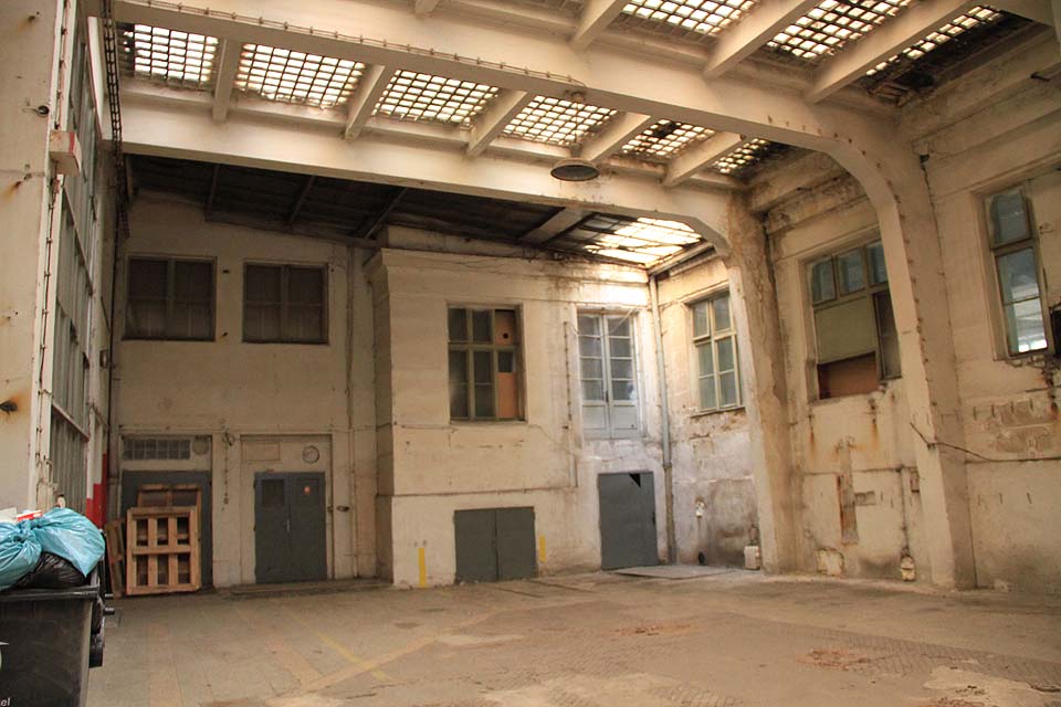 Architektonicky nejzajímavějším prvkem průmyslového souboru budov Moravské typografie v centru Brna je pasáž zastávající funkci dvora mezi hlavní budovou a zadním traktem. Stropní dílce vyzděné z luxfer prosvětlují zanedbanou manipulační plochu v očekávání generální rekonstrukce. 