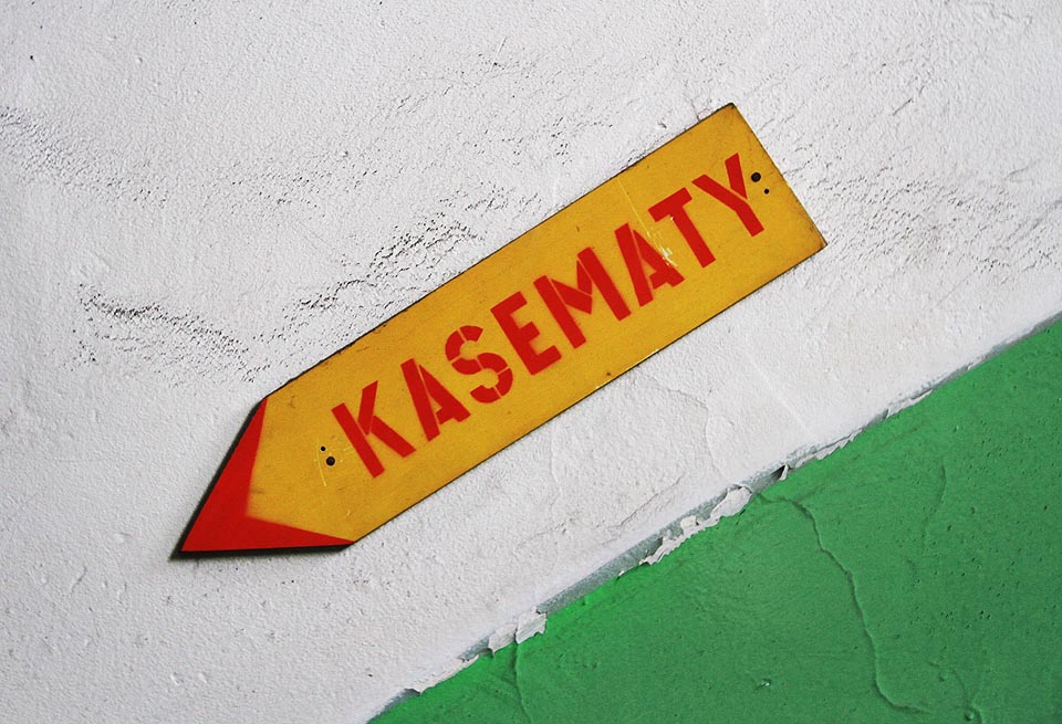 Slibná šipka nás však láká ještě hlouběji, pod úroveň země, do labyrintu sklepů pod areálem.