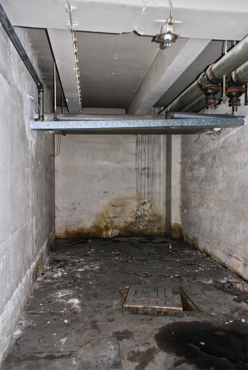 Těžko říct, k řemu mohla ale slouži tahle podzemní místnost s otvorem vedoucím ještě kamsi hlouběji.