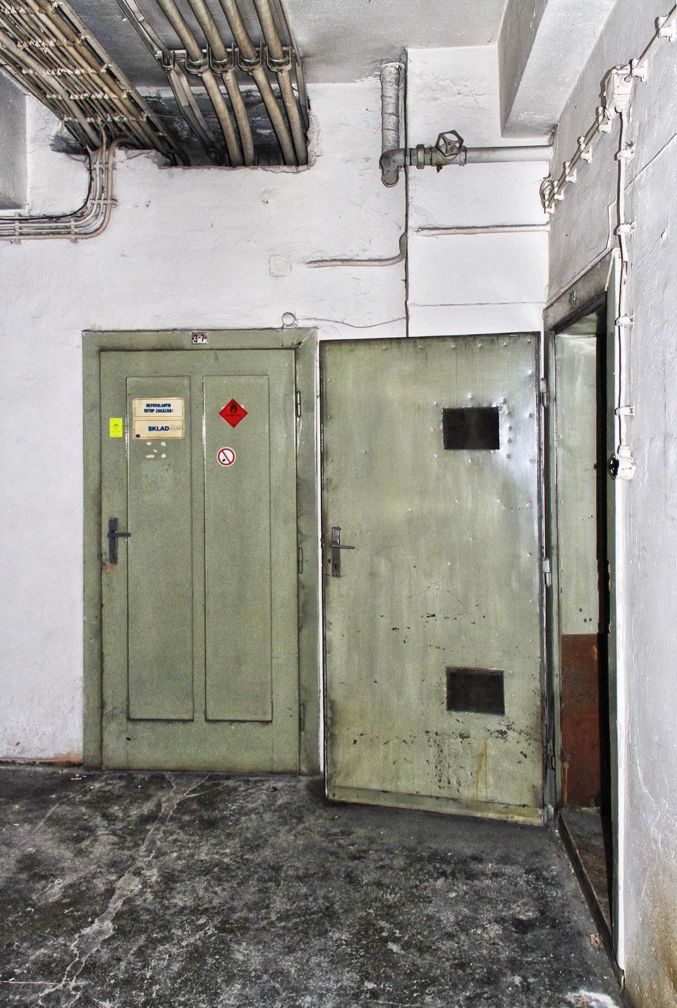 Podzemí pod hlavní budovou ukrývá mj. válečný kryt pro přežití bombardování.