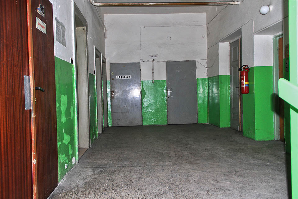 A to už stojíme ve sklepě zadního traktu, který je s hlavní budovou spojen neobvyklou prosklenou pasáží.