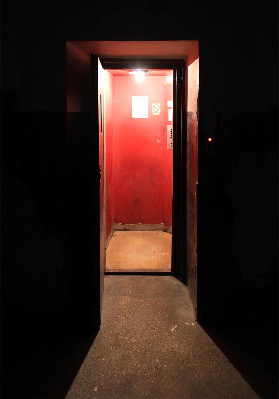 Únik z temného sklepení nabízí rudě vymalovaný výtah v zadním traktu. Ukrývá v sobě ovšem jednu děsivou zvláštnost.