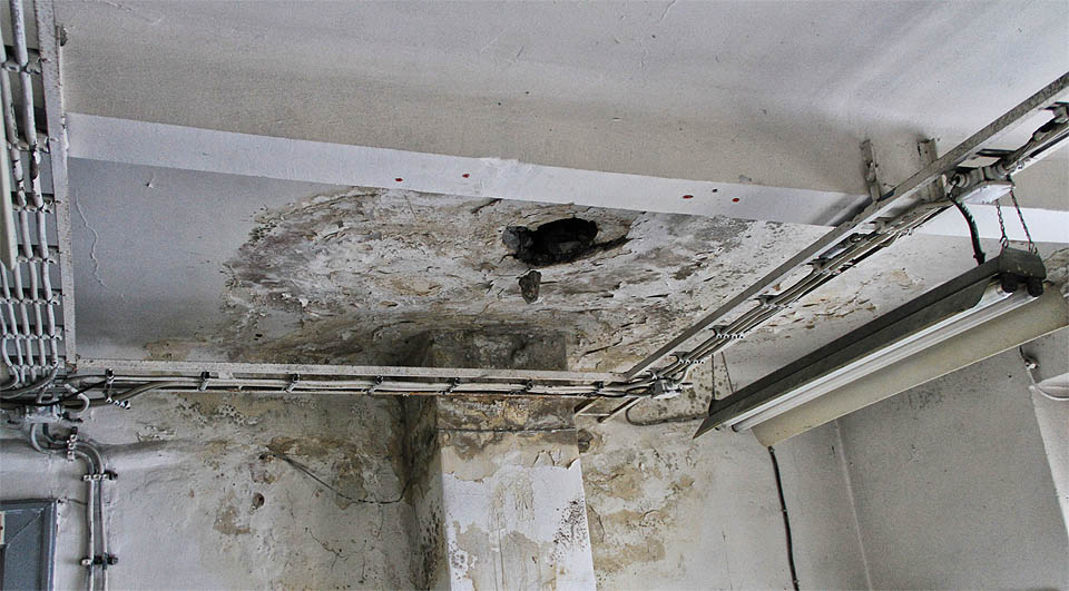 Ani ploché střechy nejsou zrovna v nejlepším stavu.