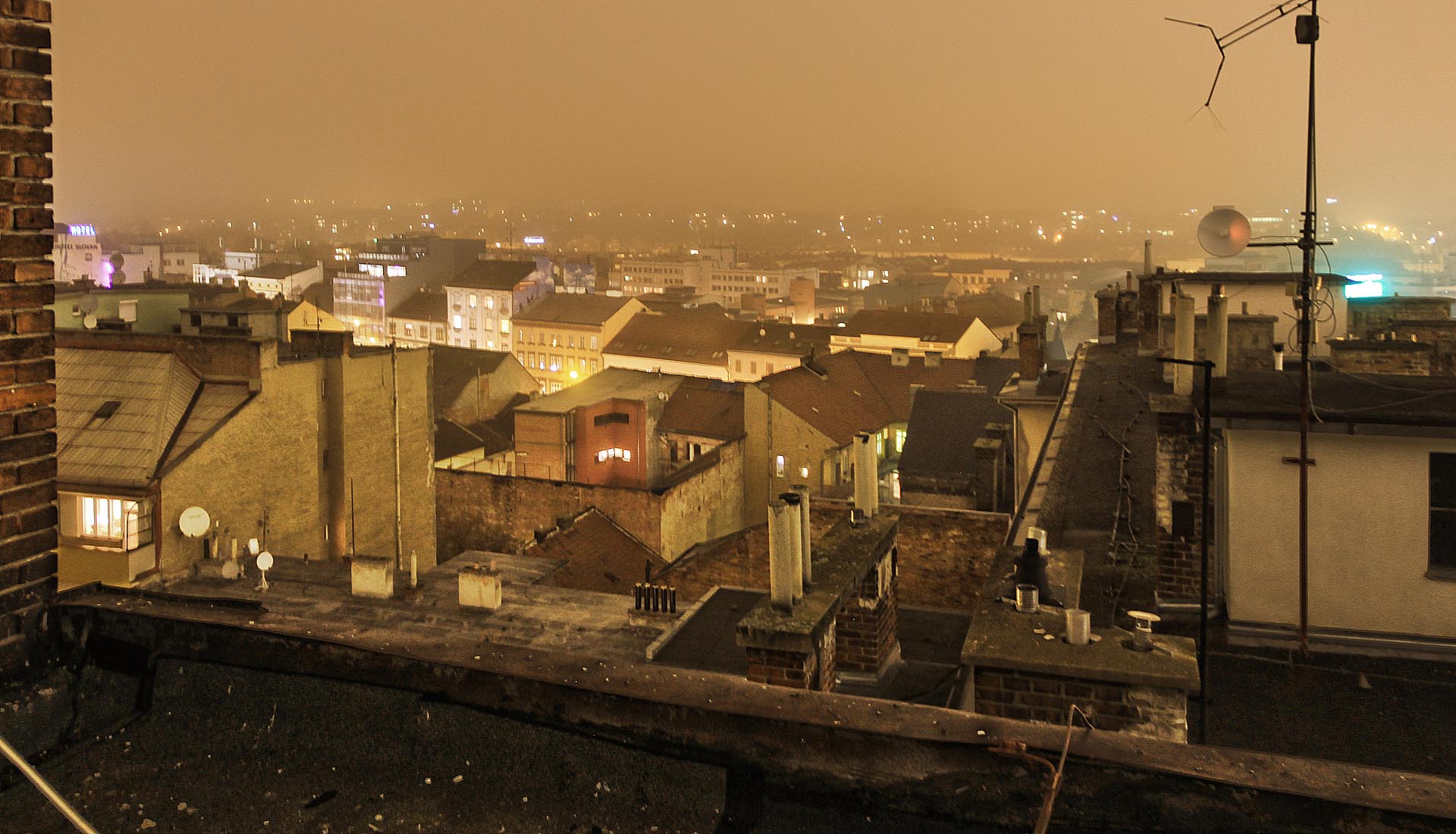 Výhled na „moře střech a stříšek“ je odsud fenomenální. Po žebřících lze přelézat z jedné ploché střechy na druhou jako v pravěké počítačové hře.