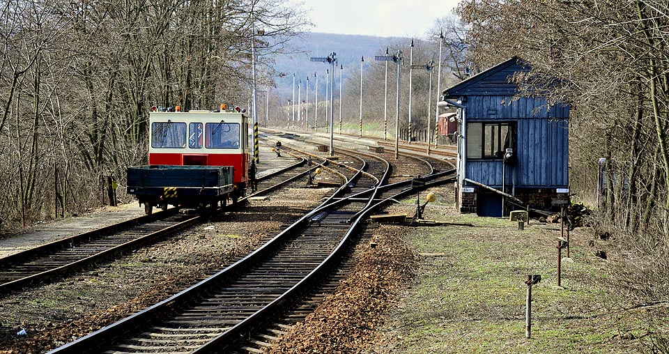 Pohled na stanici od severu ze Střelic. Vlevo je dobře patrná kolej po zrušené vlečce do panelárny. Foto: Jan Rybníček.