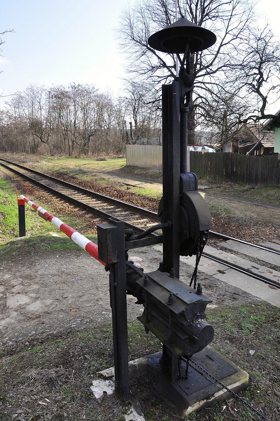Severní z obou přejezdů ve stanici, krytých ručně spouštěnými závorami. Foto: Jan Rybníček.