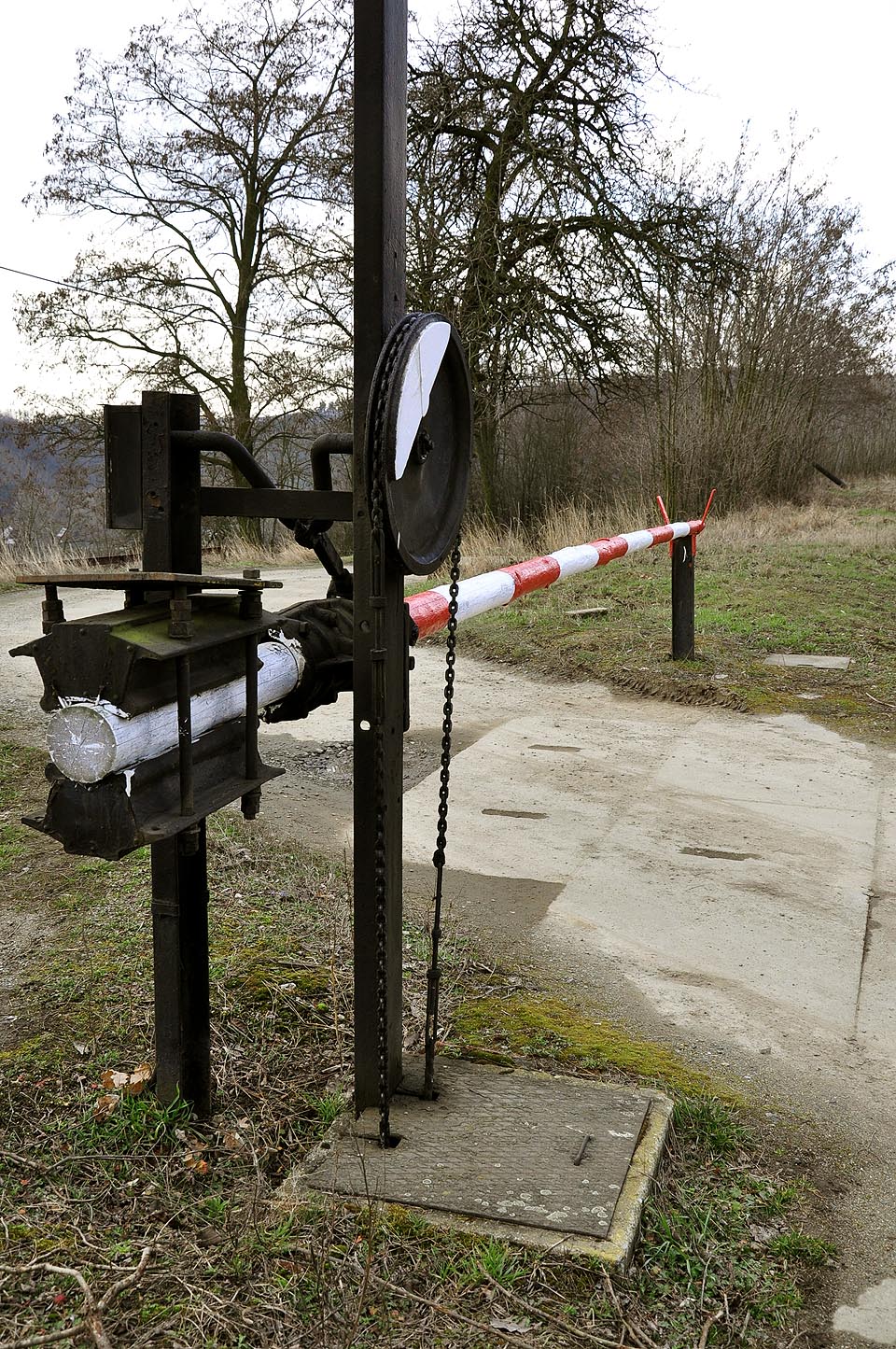 Severní železniční přejezd u stanice Moravské Bránice v původním stavu s ručně spouštěnými závorami. Foto: Jan Rybníček.