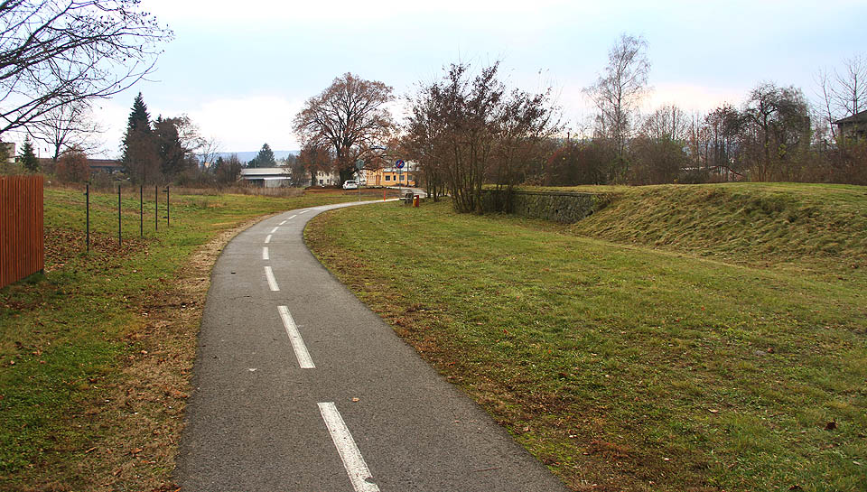 Od roku 2011 vede po trase zrušené železnice cyklostezka. Zachovává tak alespoň minimální povědomí o tom, jak vypadala malebná lokálka ve zvlněné krajině. Pohled od severu na zrušenou stanici Morkovice.