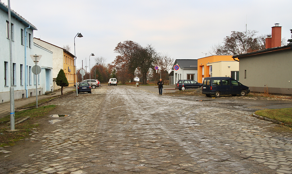 V oblasti Hané je snadné poznat, která ulice vede k nádraží. Typická kamenná dlažba (kostky do kříže) přežila, stejně jako v mnoha jiných obcích také v Morkovicích až do roku 2016.