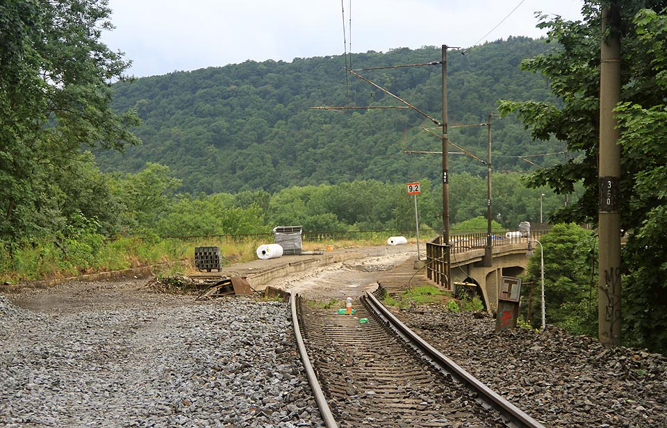 V roce 2015 probíhá generální rekonstrukce kolejového svršku na Mostě inteligence. Na jeho východním konci je dobře patrné, že tu kdysi vedly dvě koleje.