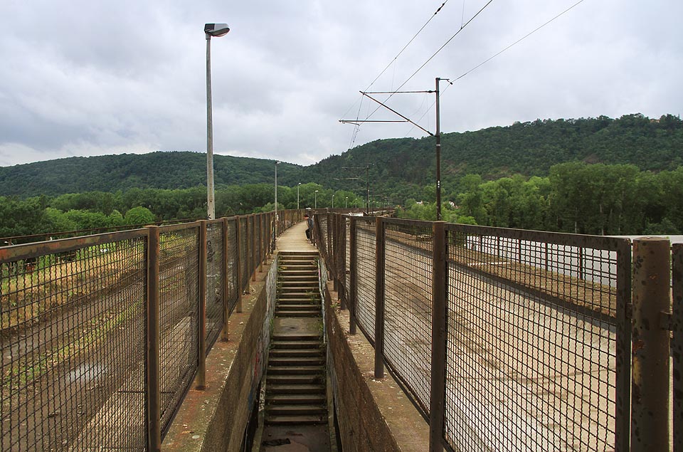 Kromě řady dalších unikátů je most zvláštní také vedením cesty pro pěší středem mostovky v koridoru vyhrazeném pletivem. Výhled je tak poměrně mizerný.