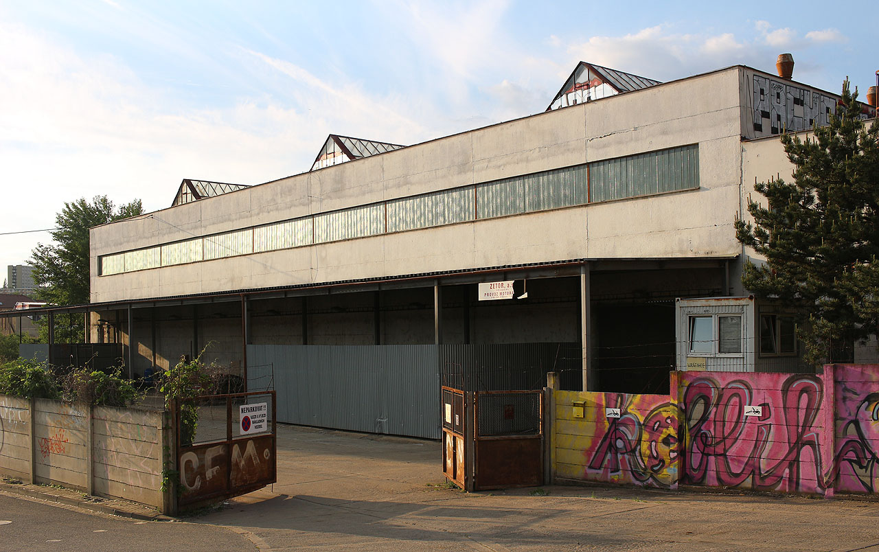 Průčeli motorárny Zetoru (zkráceně zetorárny) obrácené do Gargulákovy ulice mnoho krásy nepobralo. Průčeli motorárny Zetoru (zkráceně zetorárny) obrácené do Gargulákovy ulice mnoho krásy nepobralo.