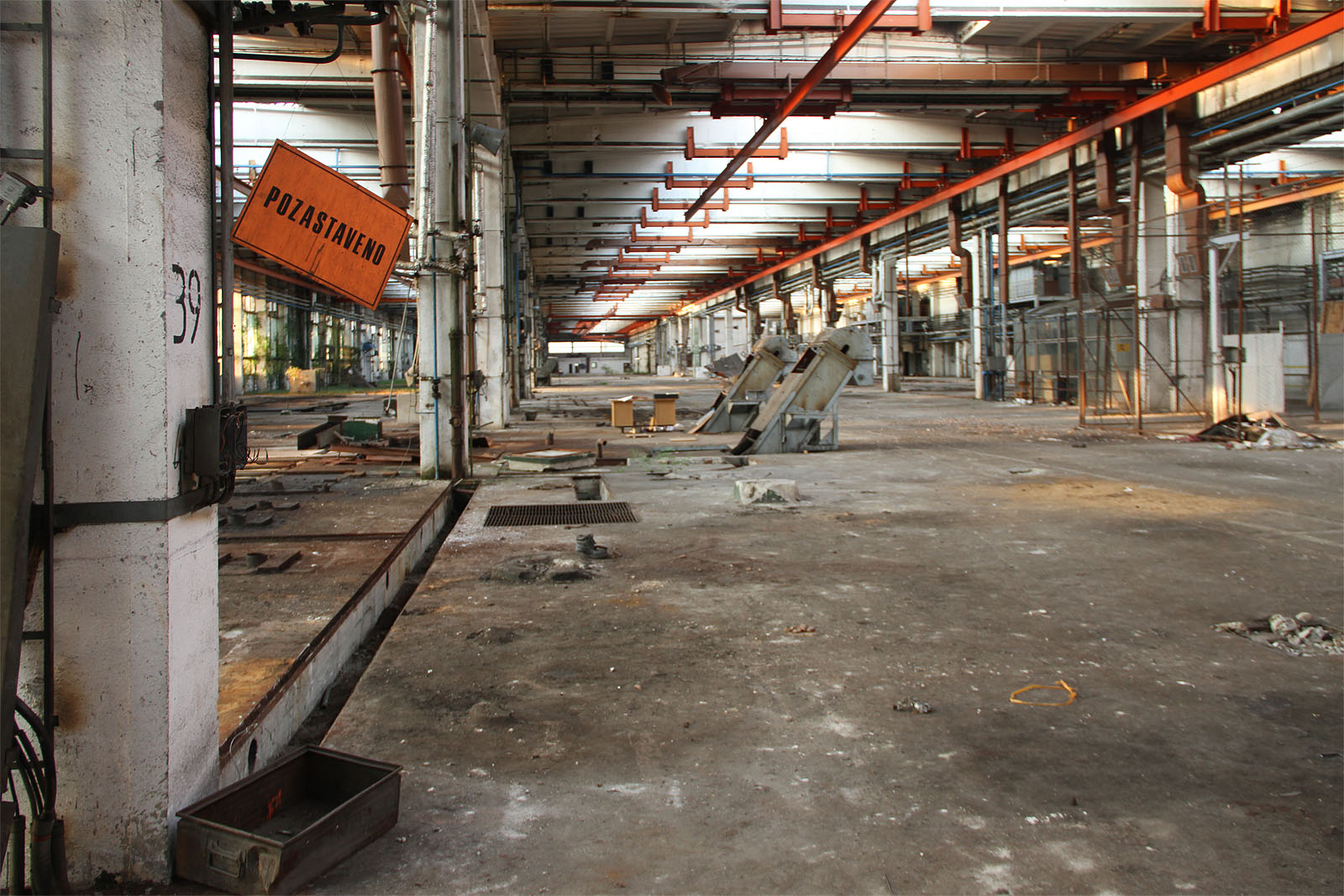 Hlavní výrobní hala motorárny Zetoru - neboli - lakonicky řečeno: „Pozastaveno“. Hlavní výrobní hala motorárny Zetoru - neboli - lakonicky řečeno: „Pozastaveno“.