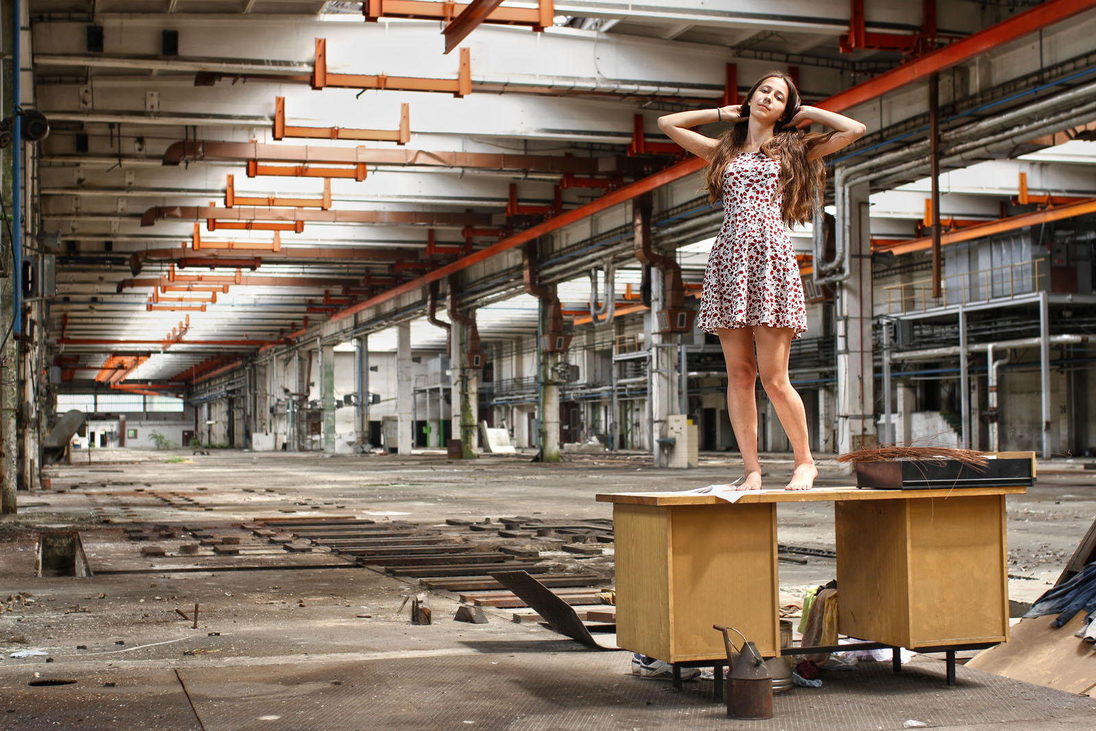 Motorárnou nás tentokrát provedou hned dvě odvážně školačky. Jedna zamyšlená… Motorárnou nás tentokrát provedou hned dvě odvážně školačky. Jedna zamyšlená…