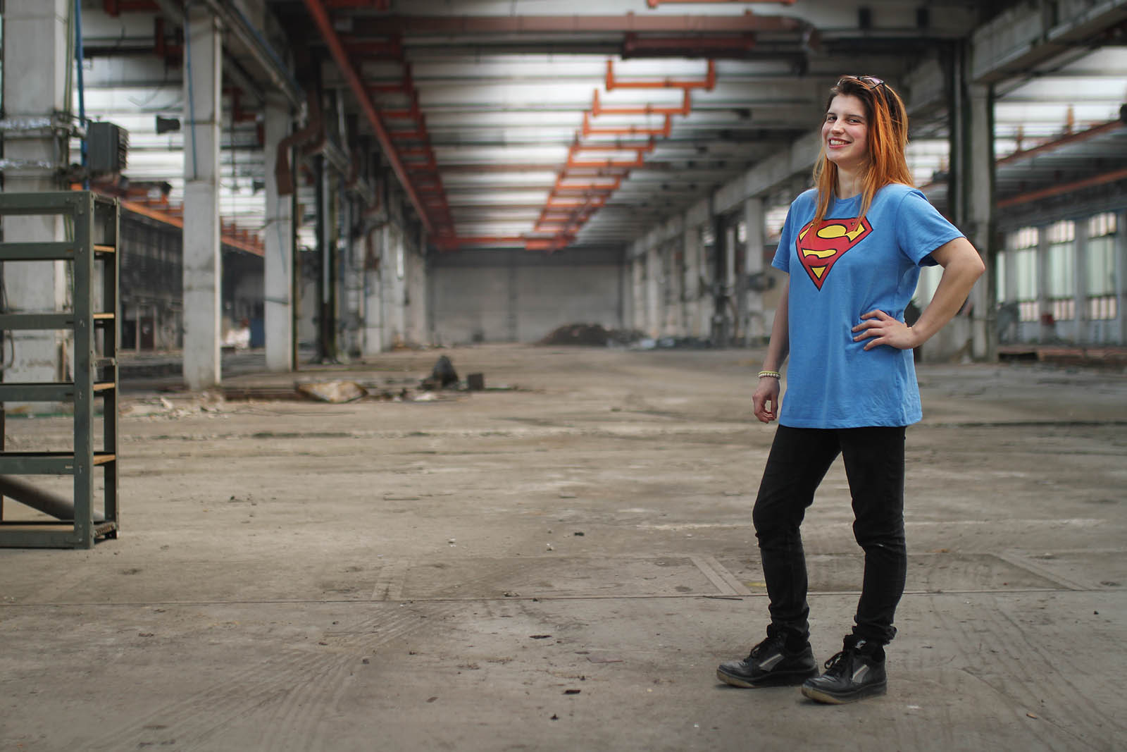 …a druhá usměvavá. Každá nás vezme do jiné části továrny. …a druhá usměvavá. Každá nás vezme do jiné části továrny.