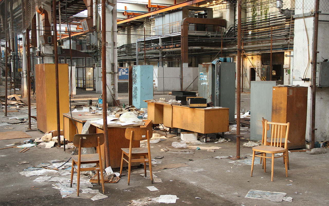 V kancelářích zřejmě nebylo dost místa a tak se část papírování musela odhrávat i „na ploše“ přímo ve výrobní hale. V kancelářích zřejmě nebylo dost místa a tak se část papírování musela odhrávat i „na ploše“ přímo ve výrobní hale.