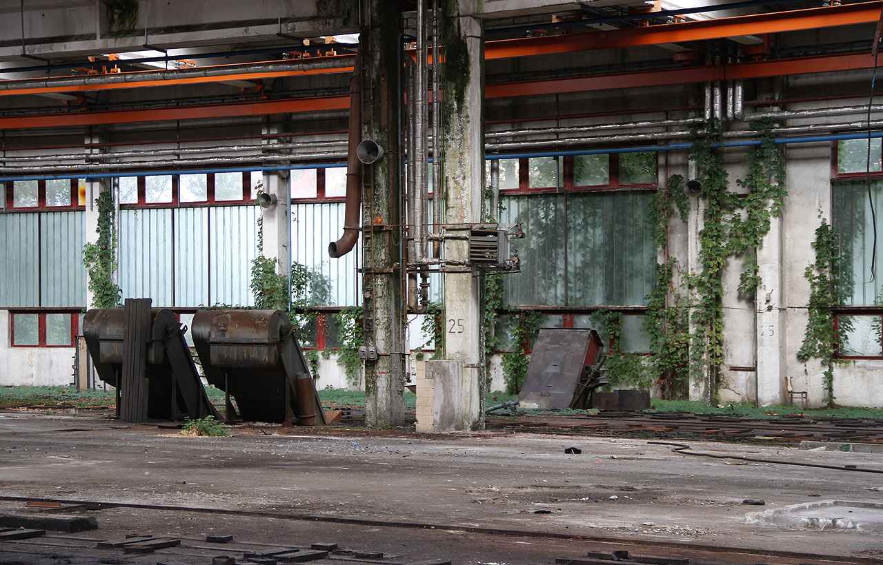 Není nám docela jasné, jak fungovala zakončení výrobních linek ve tvaru kovových křesílek. Podlaha je ale převážně kovová a tušíme, že se celé její části posouvaly napříč halou a motory na nich. Není nám docela jasné, jak fungovala zakončení výrobních linek ve tvaru kovových křesílek. Podlaha je ale převážně kovová a tušíme, že se celé její části posouvaly napříč halou a motory na nich.