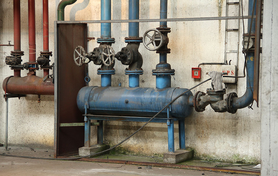 Červená je teplá voda a modrá studená. Asi. Červená je teplá voda a modrá studená. Asi.