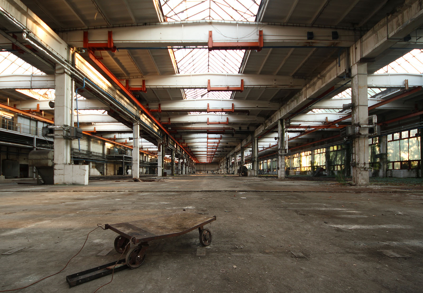 Rozměry haly jsou těžko představiotelné z obyčejné fotky. Jde zřejmě o jednu z největších fabrik v Brně, s délkou přes čtvrt kilometru. Větší už mají jen v samotném Zetoru. Rozměry haly jsou těžko představiotelné z obyčejné fotky. Jde zřejmě o jednu z největších fabrik v Brně, s délkou přes čtvrt kilometru. Větší už mají jen v samotném Zetoru.