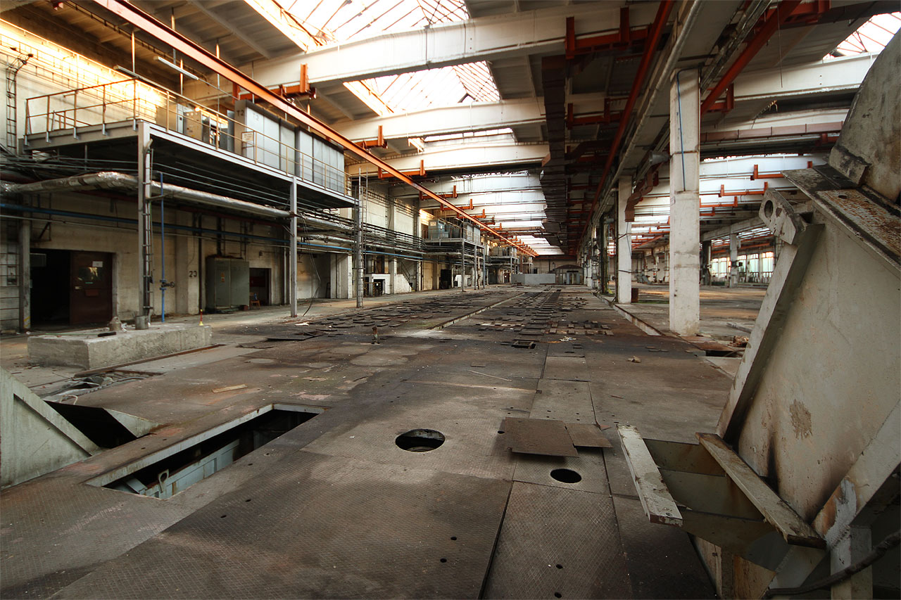 Výrobní pásy - tudy se zřejmě (jak?) halou pohybovaly motory od vnější skříně až po úplně dohotovení. Výrobní pásy - tudy se zřejmě (jak?) halou pohybovaly motory od vnější skříně až po úplně dohotovení.