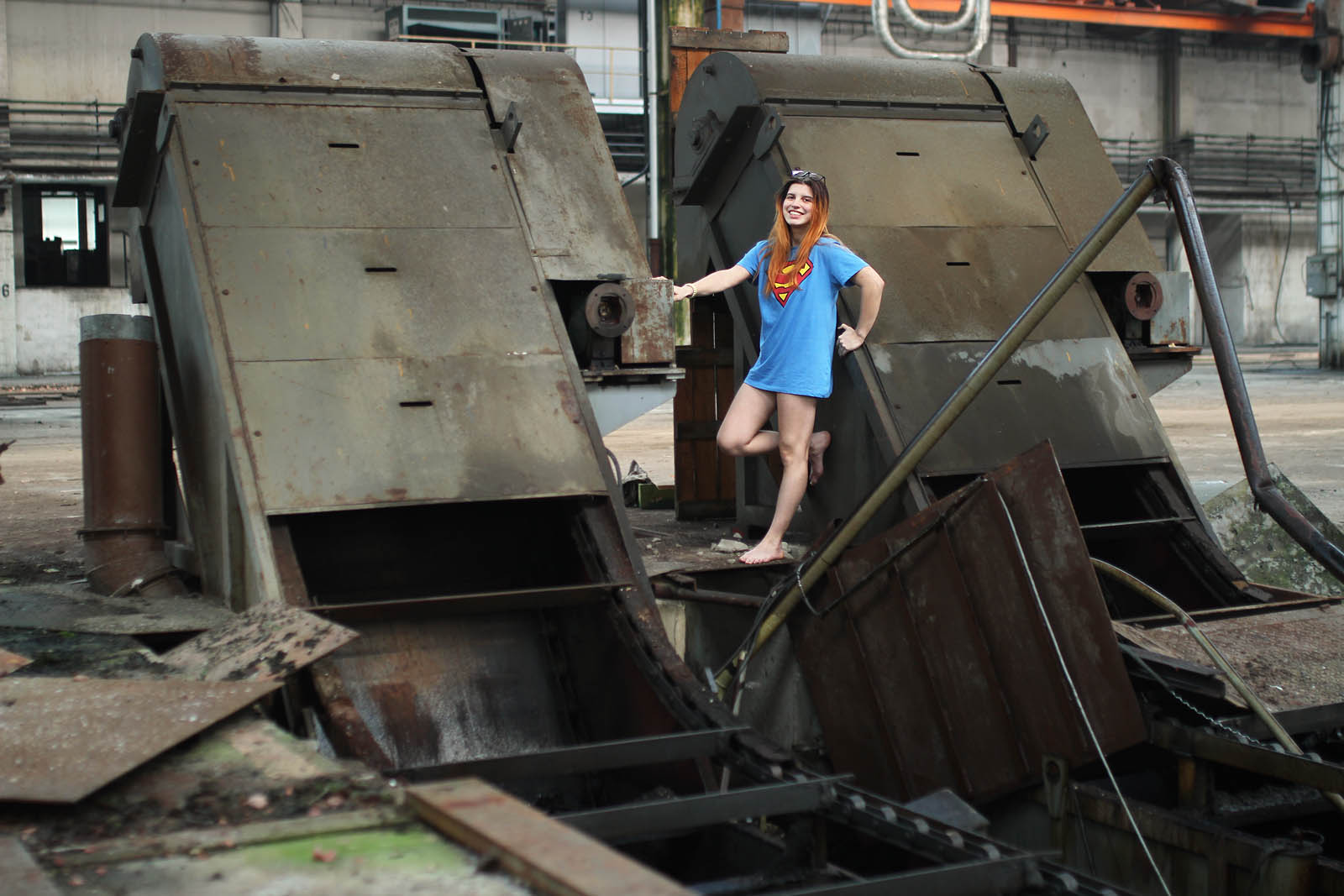 Odvážná školačka alias superman jako měkké lidské měřítko v nádherném průmyslovém zátiší z betonu a oceli. Odvážná školačka alias superman jako měkké lidské měřítko v nádherném průmyslovém zátiší z betonu a oceli.