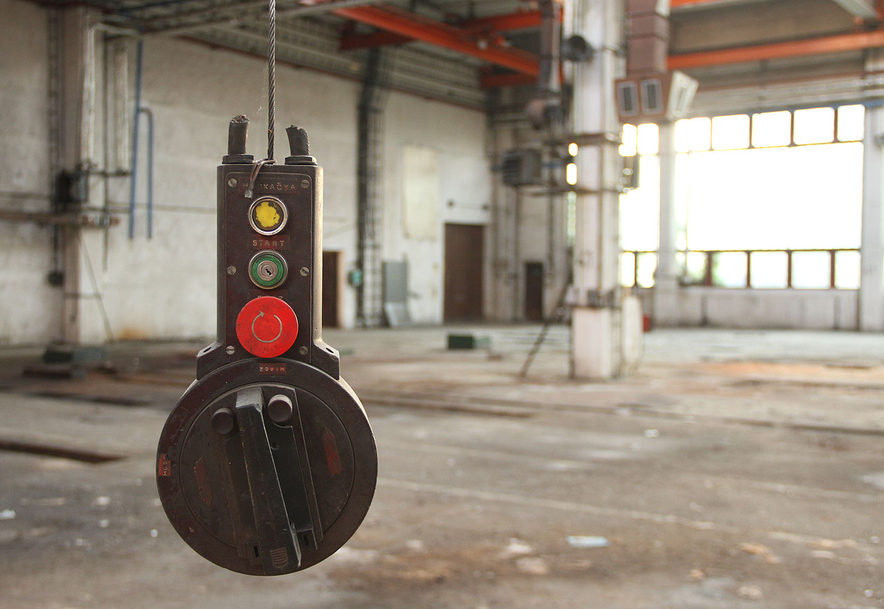 Škoda, že k ovladači jeřábu nemáme klíče. Jistě by se s ním užila spousta legrace. Škoda, že k ovladači jeřábu nemáme klíče. Jistě by se s ním užila spousta legrace.