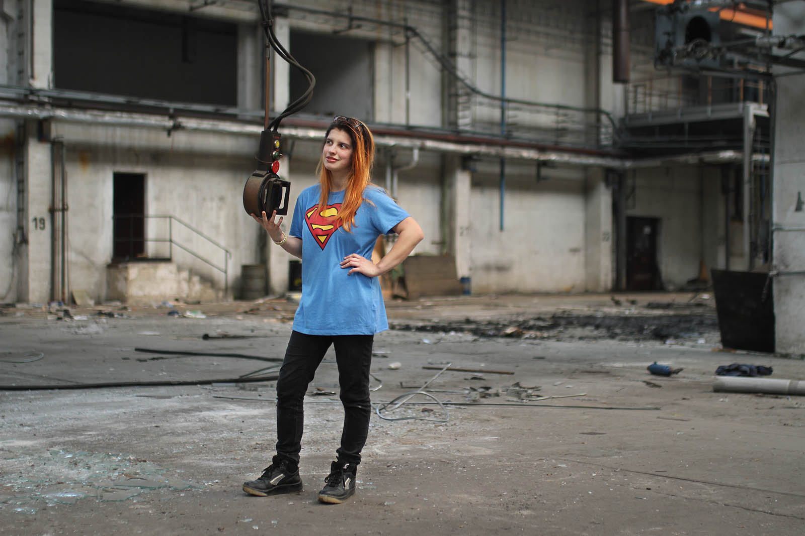 Tak, jak nám to předvádí dívka v modrém tričku. Tak, jak nám to předvádí dívka v modrém tričku.