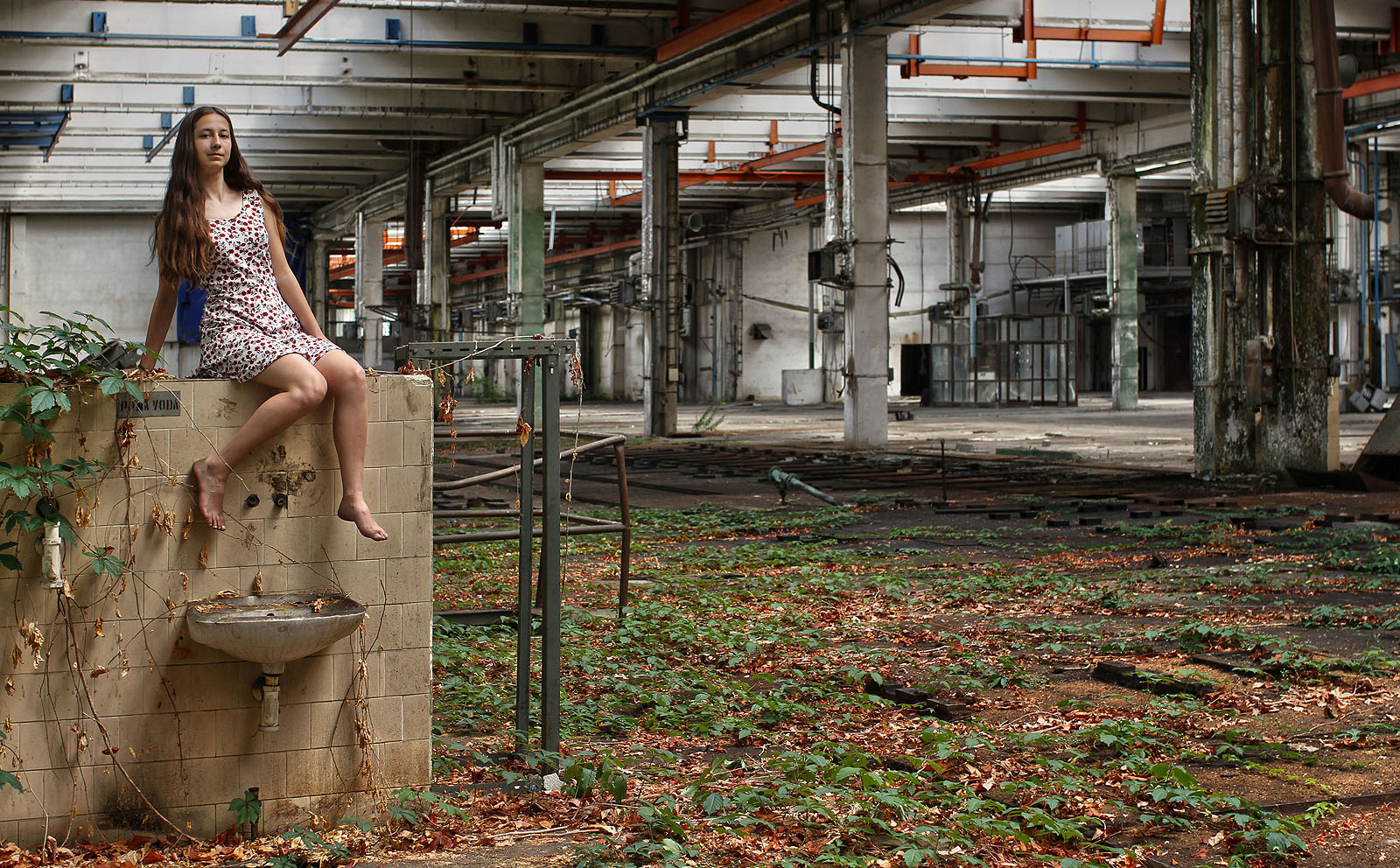 Odvážná školačka jako soška víly v dávno opuštěné letní zahradě. Odvážná školačka jako soška víly v dávno opuštěné letní zahradě.