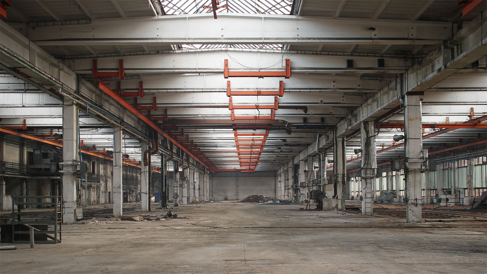 Kromě několika drobných netěsností je budova ve výborném stavu. Bude jí škoda. Nešlo by místo zbourání postavit domy uvnitř ní? Vešly by se sem celé ulice. Kromě několika drobných netěsností je budova ve výborném stavu. Bude jí škoda. Nešlo by místo zbourání postavit domy uvnitř ní? Vešly by se sem celé ulice.