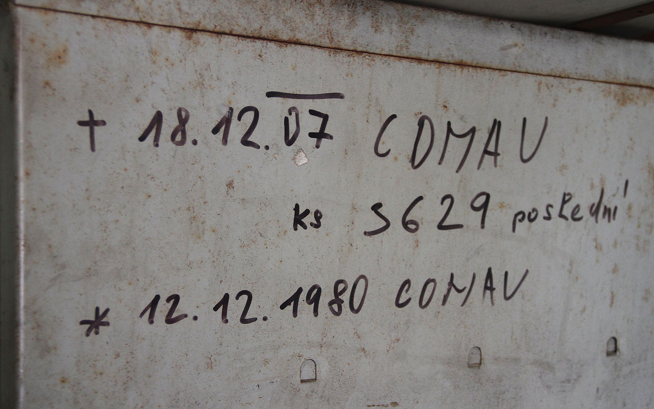 Italské roboty COMAU (COnsorzio MAcchine Utensili) patřily a patří mezi světovou špičku v automatizované výrobě aut. Budeme-li věřit nápisu na šatní skříňce, v Zetoru se používaly již od roku 1980 (tedy zřejmě ještě na druhém břehu řeky), zlikvidovány byly po ukončení výroby v roce 2007. Italské roboty COMAU (COnsorzio MAcchine Utensili) patřily a patří mezi světovou špičku v automatizované výrobě aut. Budeme-li věřit nápisu na šatní skříňce, v Zetoru se používaly již od roku 1980 (tedy zřejmě ještě na druhém břehu řeky), zlikvidovány byly po ukončení výroby v roce 2007.