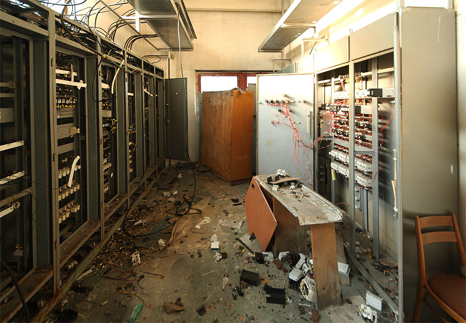 V kancelářské části budovy lze vystoupat po schodech do prvního patra. Překvapivě na nás nad schodištěm nečekají kanceláře, ale rozvodna. V kancelářské části budovy lze vystoupat po schodech do prvního patra. Překvapivě na nás nad schodištěm nečekají kanceláře, ale rozvodna.