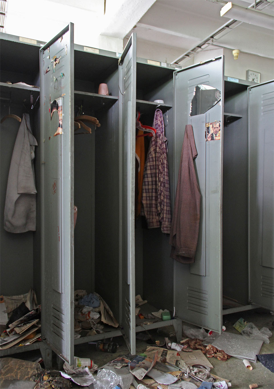 Pak už následují šatní skříňky. Blíží se naše oblíbená disciplína - rozpoznat pohlaví uživatele podle plakátů nalepených z vnitřní strany dvířek. Muži preferují ženy a auta (výjímečně vlaky), ženy naopak děti a herce (výjímečně krajinky). Kdo si však do skříňky nalepil Václava Havla? Pak už následují šatní skříňky. Blíží se naše oblíbená disciplína - rozpoznat pohlaví uživatele podle plakátů nalepených z vnitřní strany dvířek. Muži preferují ženy a auta (výjímečně vlaky), ženy naopak děti a herce (výjímečně krajinky). Kdo si však do skříňky nalepil Václava Havla?