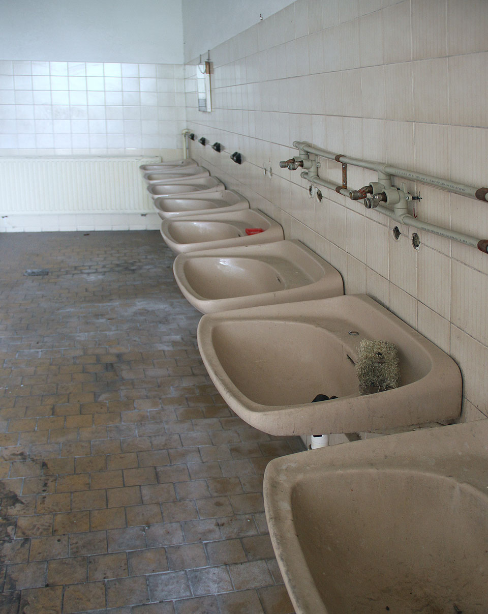 Kdo si do systosti zakouřil, může se věnovat očistě u jednoho z řady umvyadel. Kdo si do systosti zakouřil, může se věnovat očistě u jednoho z řady umvyadel.