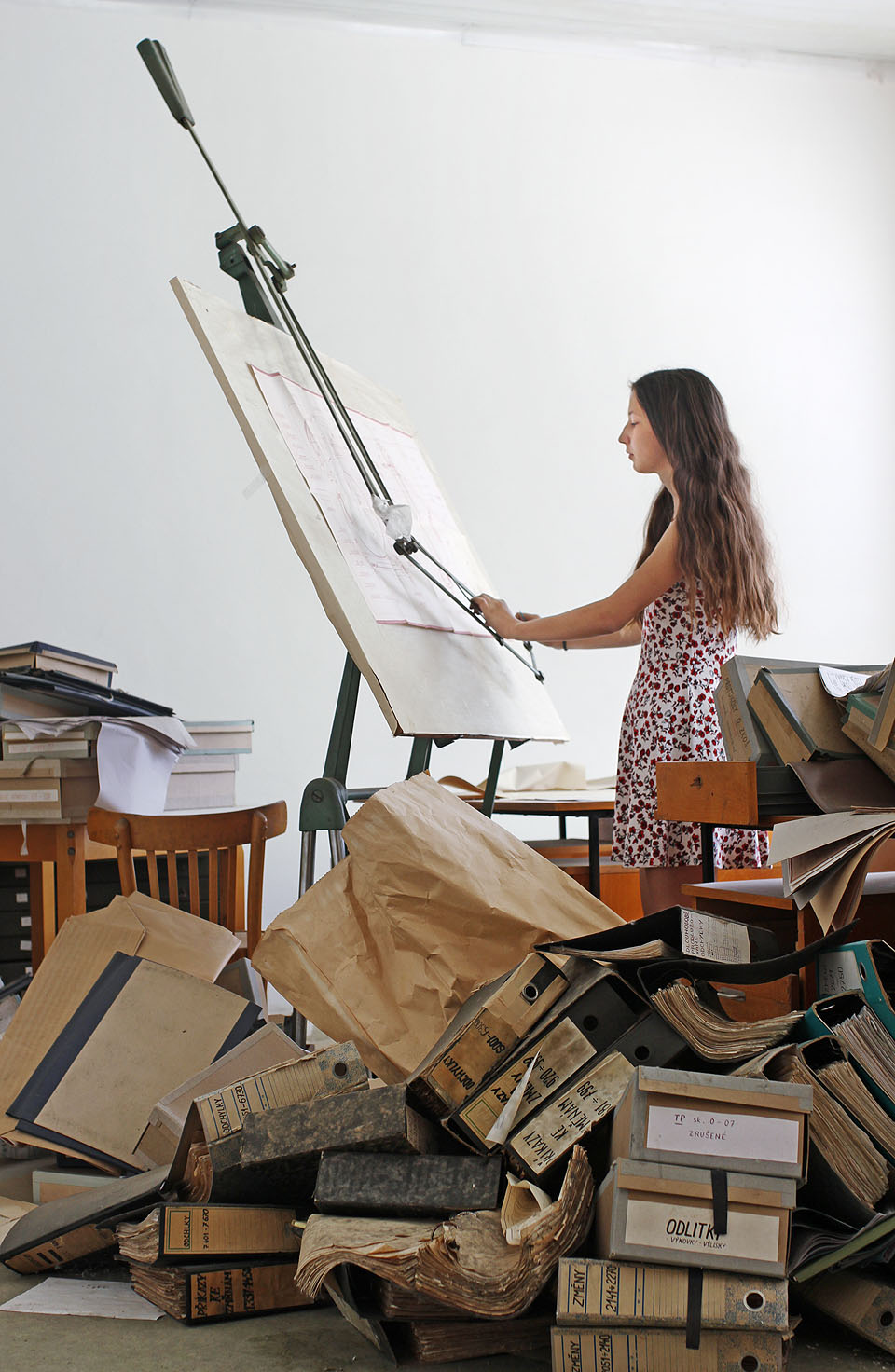 Za umývárnou se konečně dostáváme ke kancelářím. Výkres víka motoru tu právě dokončuje sličná konstruktérka z projekčního oddělení. Za umývárnou se konečně dostáváme ke kancelářím. Výkres víka motoru tu právě dokončuje sličná konstruktérka z projekčního oddělení.