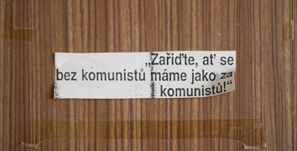 V kancelářích se taky nachází trošku víc místa pro politické projevy než v řadě hučících strojů v hale pod nimi. V kancelářích se taky nachází trošku víc místa pro politické projevy než v řadě hučících strojů v hale pod nimi.