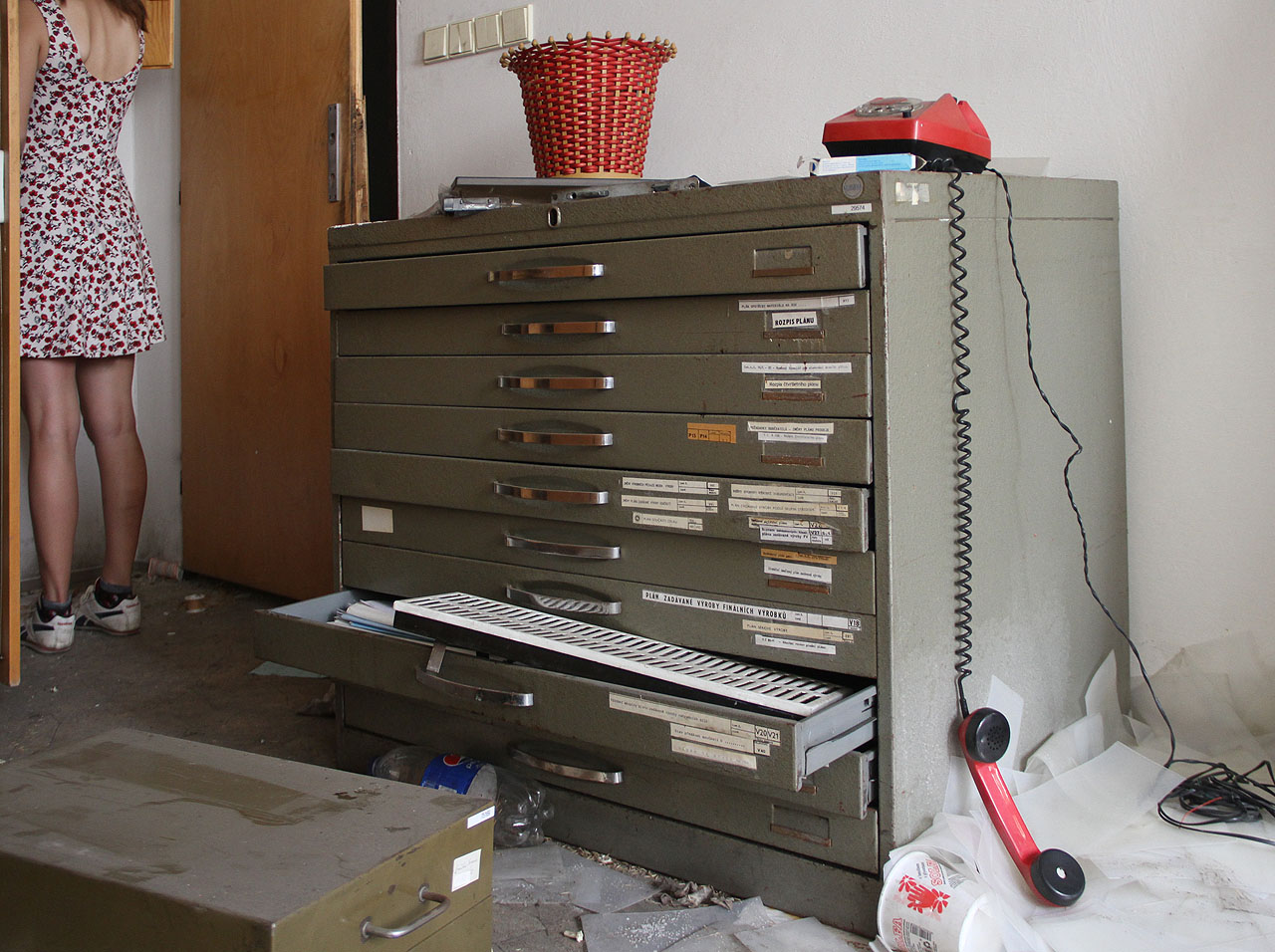 Horká linka zvaná „červený telefon“ byla mezi Washingtonem a Moskvou zavedena 30. srpna roku 1963 jako nástroj poslední záchrany před zničující jadernou válkou. O tom, že jedna linka vedla i do Zetoru v Husovicích, však věděl jen málokdo. V USA a Rusku funguje spojení dodnes, Zetor je však v ohrožení - sluchátko je dlouhodobě vyvěšené a těši se ostentativnímu nezájmu… Horká linka zvaná „červený telefon“ byla mezi Washingtonem a Moskvou zavedena 30. srpna roku 1963 jako nástroj poslední záchrany před zničující jadernou válkou. O tom, že jedna linka vedla i do Zetoru v Husovicích, však věděl jen málokdo. V USA a Rusku funguje spojení dodnes, Zetor je však v ohrožení - sluchátko je dlouhodobě vyvěšené a těši se ostentativnímu nezájmu…