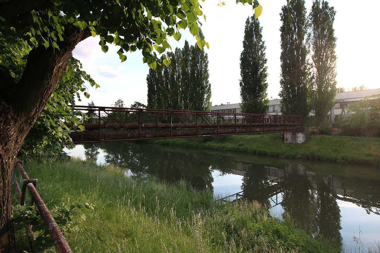 Na východní straně lze za motorárnou narazit na trubní most přes Svitavu, skrze který údajně proudil ve vodě suspendovaný popílek z uhelných kotlů teplárny na Špitálce do odkaliště na Hádech. Na východní straně lze za motorárnou narazit na trubní most přes Svitavu, skrze který údajně proudil ve vodě suspendovaný popílek z uhelných kotlů teplárny na Špitálce do odkaliště na Hádech.