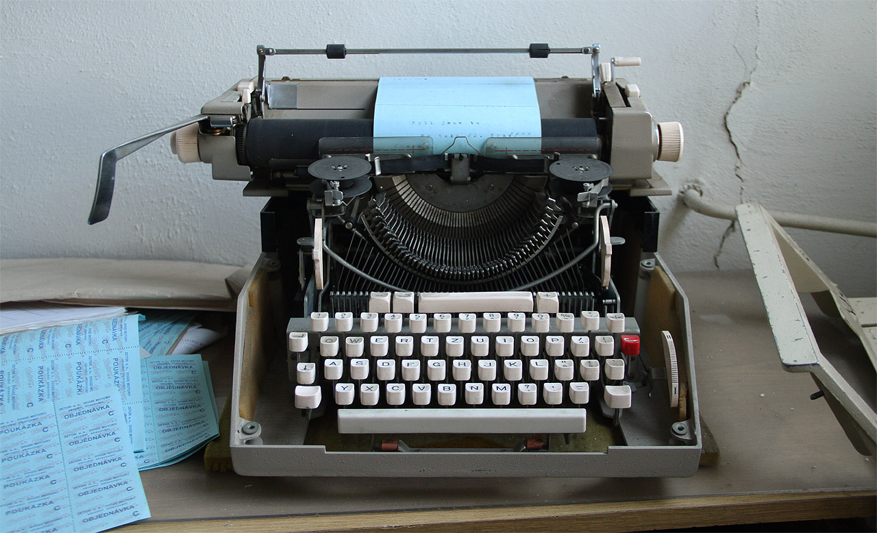 Psací stroje zanček Zeta a Consul patřily k rodinnému stříbru, které se ve Zbrojovce vyrábělo podle původního amerického vzoru. Licence značky Remington vypršela v roce 1948 a následně začali ve Zbrojovce vyrábět stroje Zeta, od roku 1960 postupně nahrazované modernějšími Consuly. V kanceláři motorárny tak našel využití vlastní výrobek společnosti. Psací stroje zanček Zeta a Consul patřily k rodinnému stříbru, které se ve Zbrojovce vyrábělo podle původního amerického vzoru. Licence značky Remington vypršela v roce 1948 a následně začali ve Zbrojovce vyrábět stroje Zeta, od roku 1960 postupně nahrazované modernějšími Consuly. V kanceláři motorárny tak našel využití vlastní výrobek společnosti.