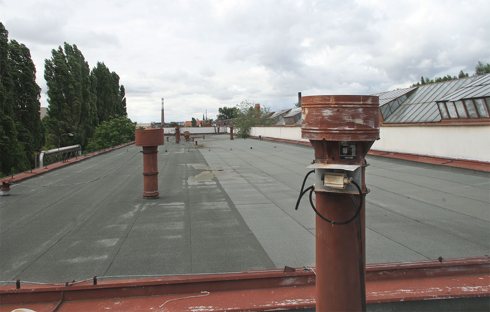 Shora kryje budovu takřka plochá střecha se zajímavě tvarovanými světlíky a výduchy vzduchotechniky. Shora kryje budovu takřka plochá střecha se zajímavě tvarovanými světlíky a výduchy vzduchotechniky.