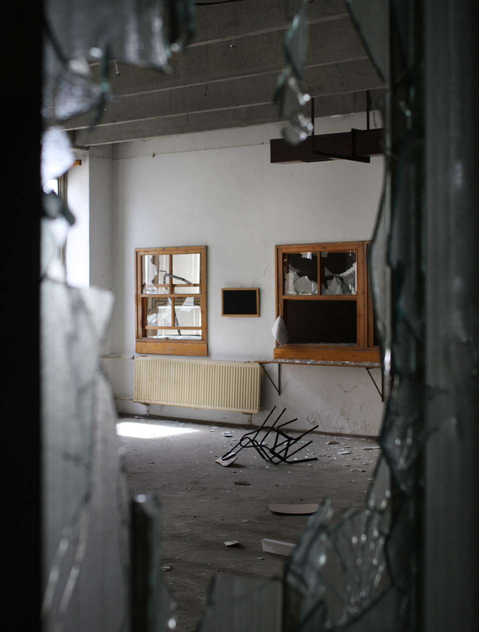 Ještě hůř dopadla jídelna a kuchyně. Zde už stihli řádit přihlouplí vandalové, kteří poničili, co se poničit dalo. Ještě hůř dopadla jídelna a kuchyně. Zde už stihli řádit přihlouplí vandalové, kteří poničili, co se poničit dalo.