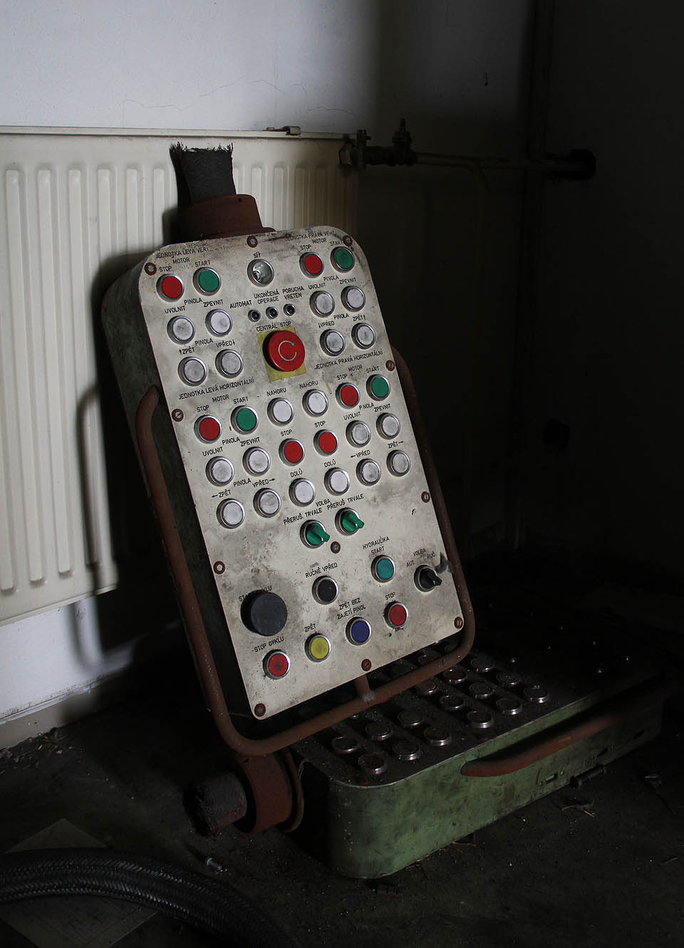 Ovladač soustruhu na vrtání motoru je podobně barevný, avšak o poznání složitější než třeba ovladač herní konzole. S tím by asi měli milovníci počítačových her složitější život! Ovladač soustruhu na vrtání motoru je podobně barevný, avšak o poznání složitější než třeba ovladač herní konzole. S tím by asi měli milovníci počítačových her složitější život!