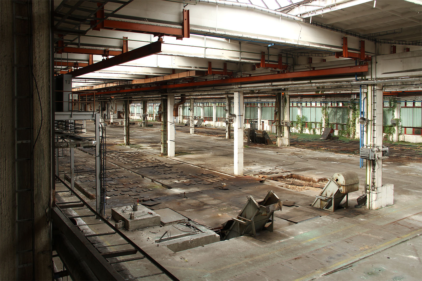 Tak vypadá výhled z velína do jižní části haly. Je tu ticho až strašidelné, prázdná hala ostře kontrastuje s představou řvoucích strojů. Tak vypadá výhled z velína do jižní části haly. Je tu ticho až strašidelné, prázdná hala ostře kontrastuje s představou řvoucích strojů.