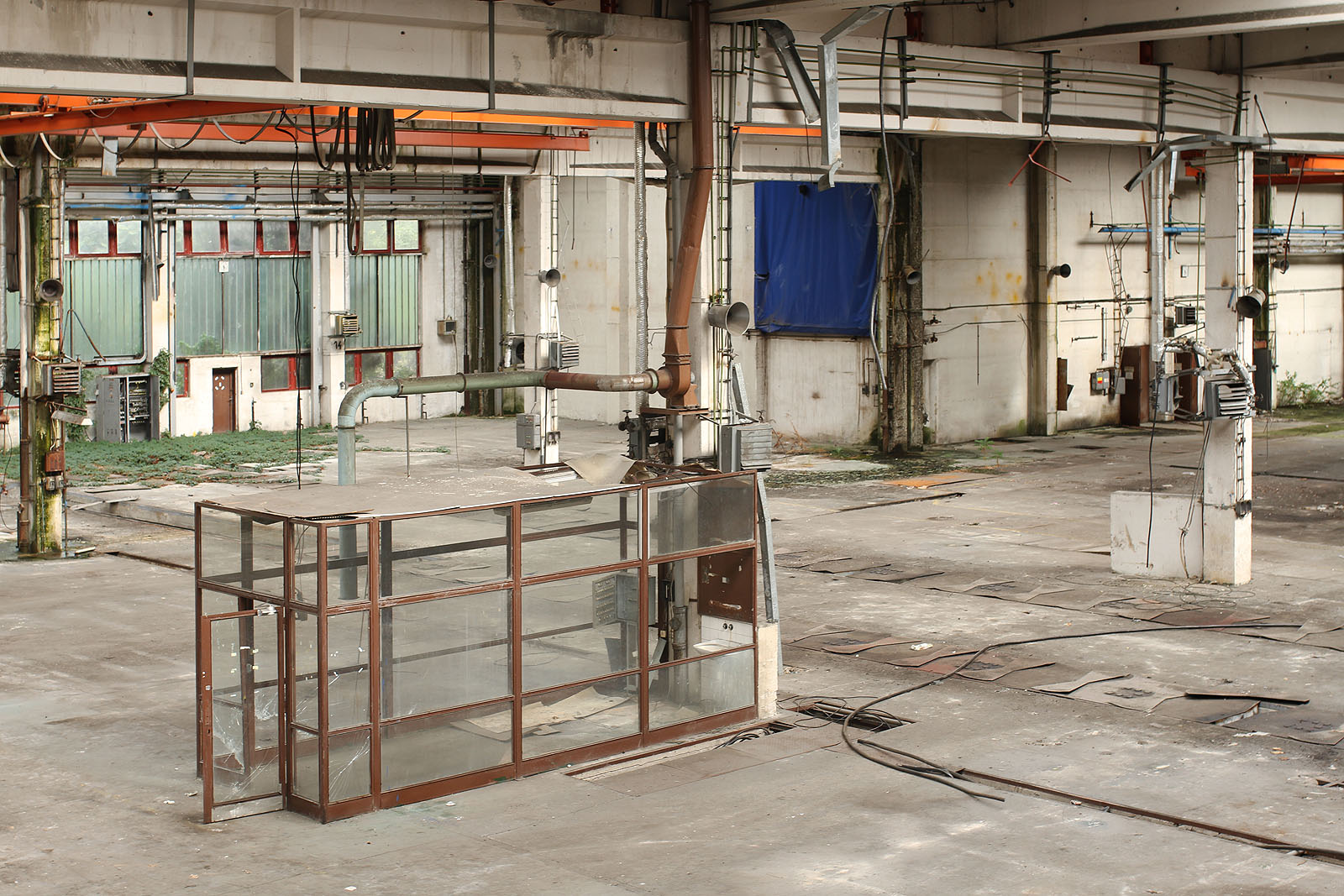 Že by tu už tehdy měli prosklenou klec pro kuřáky? Nebo jde o nějakou zkušebnu? Neumíme si sami odpovědět. Že by tu už tehdy měli prosklenou klec pro kuřáky? Nebo jde o nějakou zkušebnu? Neumíme si sami odpovědět.