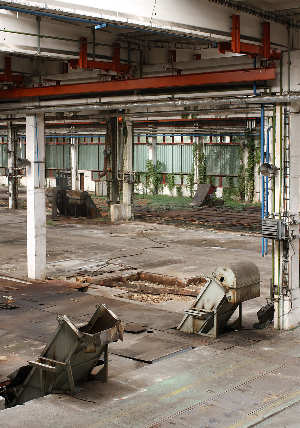 Možná, že zakončení pohyblivých pásů sloužilo jako ústí dopravníku na odpadní materiál při obrábění. Ocenili bychom vzpomínky pamětníků. Možná, že zakončení pohyblivých pásů sloužilo jako ústí dopravníku na odpadní materiál při obrábění. Ocenili bychom vzpomínky pamětníků.