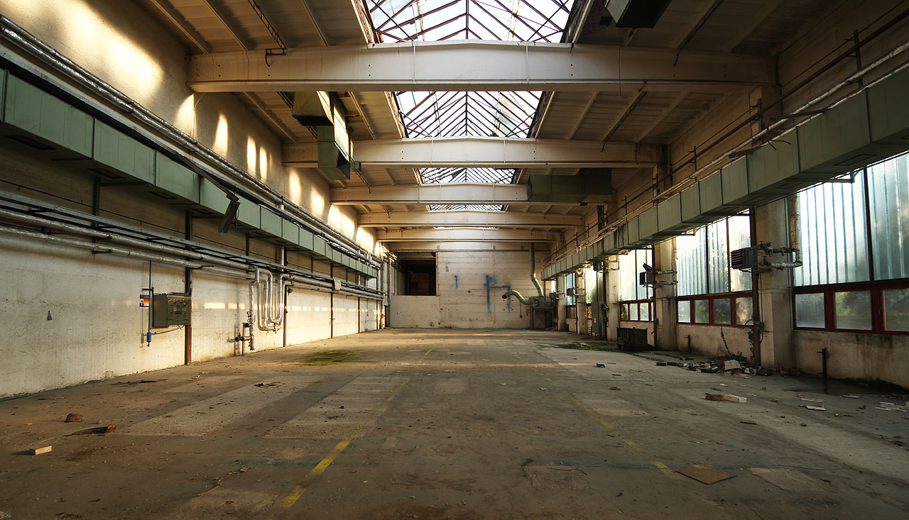 Zadní menší hala je prakticky dokonale vyklizená. Zbývají jen betonové stěny… Zadní menší hala je prakticky dokonale vyklizená. Zbývají jen betonové stěny…