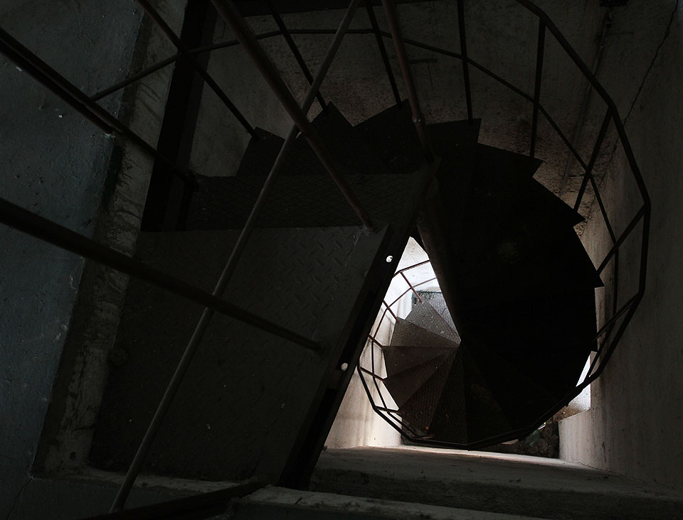 Po točitém schodišti lze vystoupúat do nejtajemnější místnůstky v motorárně, přikrčené nad firemním archivem. Po točitém schodišti lze vystoupúat do nejtajemnější místnůstky v motorárně, přikrčené nad firemním archivem.