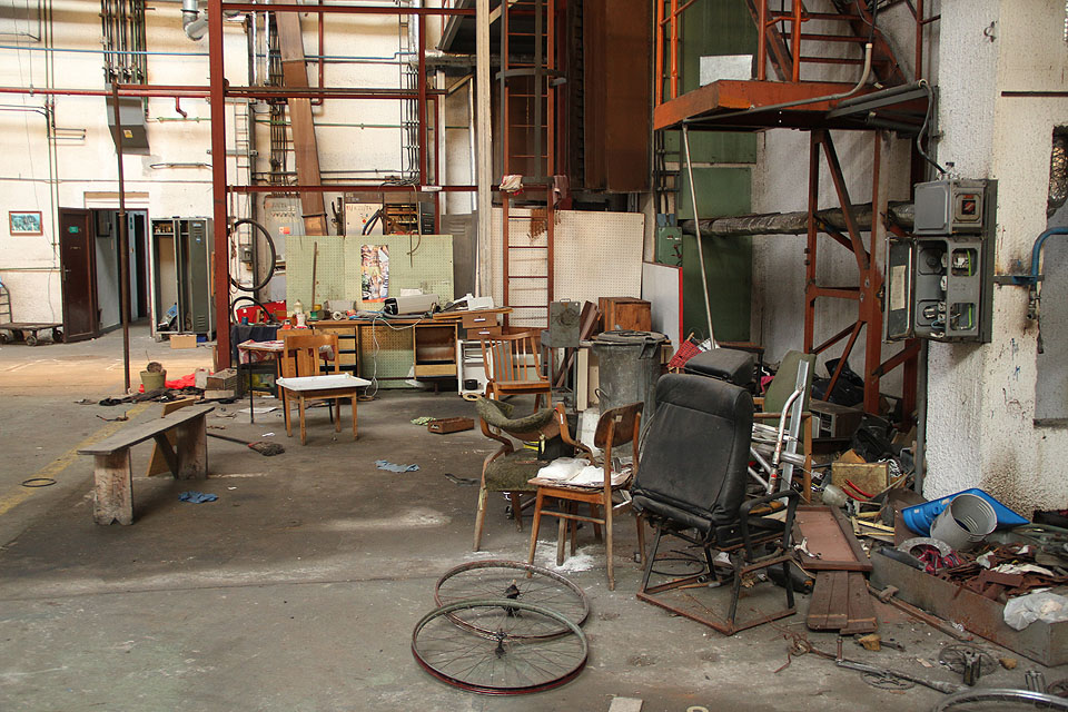 Po příchodu do budovy staneme v malé vstupní hale vybavené jeřábem, která se během třináctiletého zahálení budovy stala improvizovanou cyklodílnou. Po příchodu do budovy staneme v malé vstupní hale vybavené jeřábem, která se během třináctiletého zahálení budovy stala improvizovanou cyklodílnou.