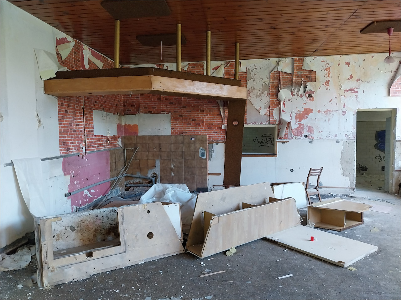 Hlavní recepce motorestu. Stav po téměř 30 letech je opravdu žalostný.